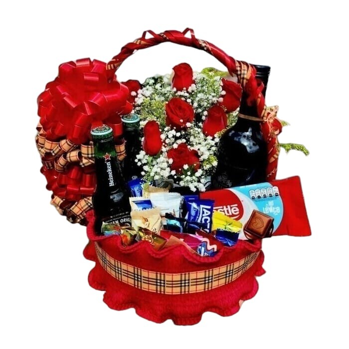 Cesta com Rosas, chocolates e bebidas